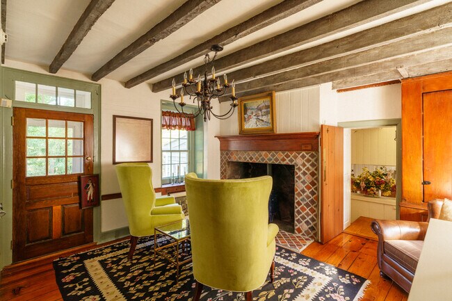 Foto del edificio - 2943 Windy Bush Rd