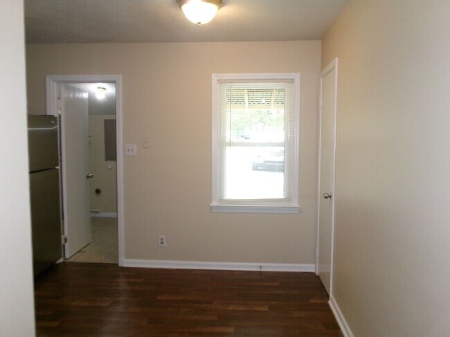 Building Photo - 2 bedroom duplex apartment off Forestbrook...