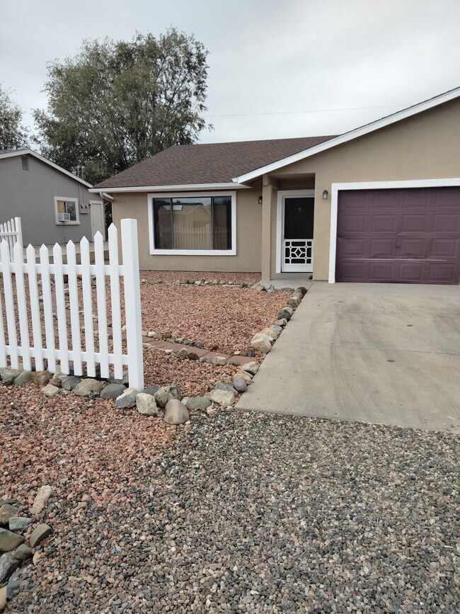 Vista del jardín delantero - 8396 E Stevens Dr