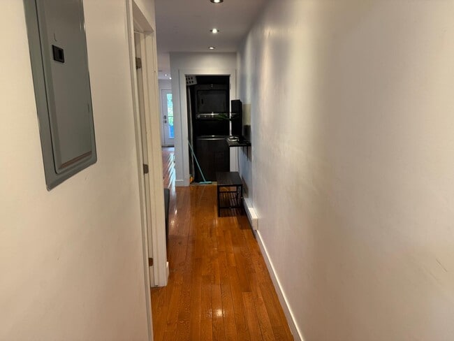 Building Photo - 3710 Av Coloniale
