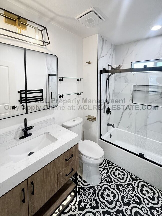 Foto del edificio - 2 Houses, 1 Price. Nicely Updated Single Family Home with ADU