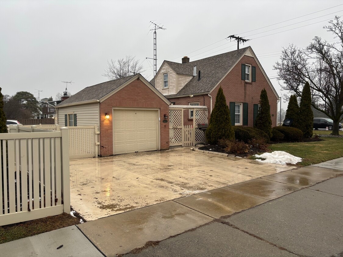 Building Photo - 3623 Columbus Ave