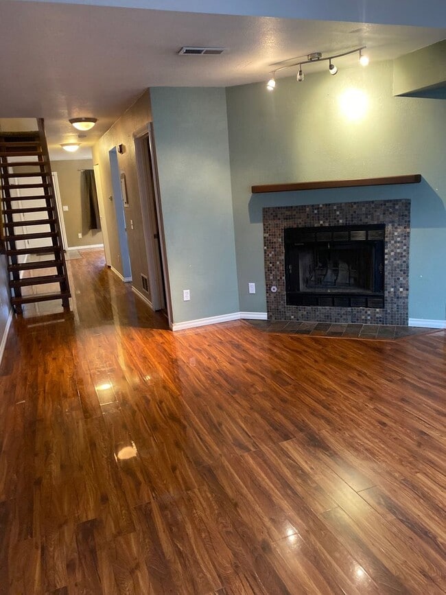 Building Photo - Stunning 2 Bed / 1.5 Bath East Anchorage T...