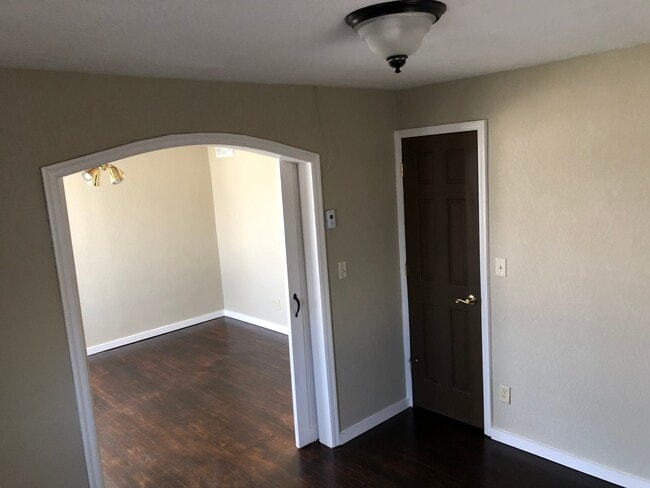 Building Photo - 1006 N Brobst St