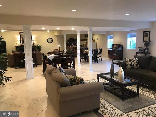 Building Photo - 2964 Wilson Ave