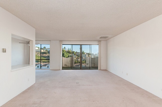 Foto del edificio - HUGE 2BD/2BA CONDO IN MISSION HILLS - AMAZ...