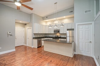 Building Photo - 6 Strawberry St