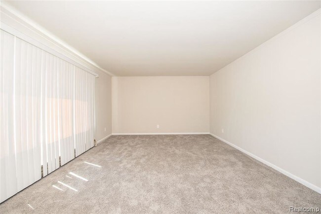 Foto del edificio - 25885 Jefferson Ave