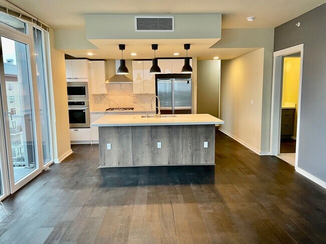 Building Photo - VIEWS Beautiful Completely Remodeled Penthouse