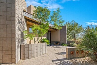Building Photo - 10507 E Fernwood Ln
