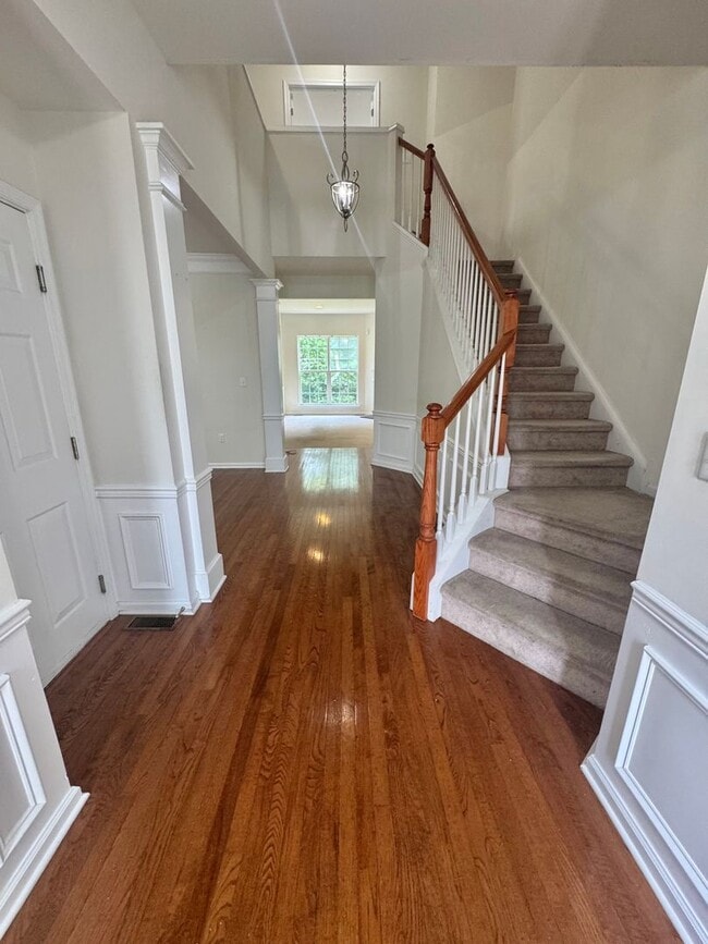 Building Photo - Spacious 3BR/2.5BA Townhome in Desirable B...