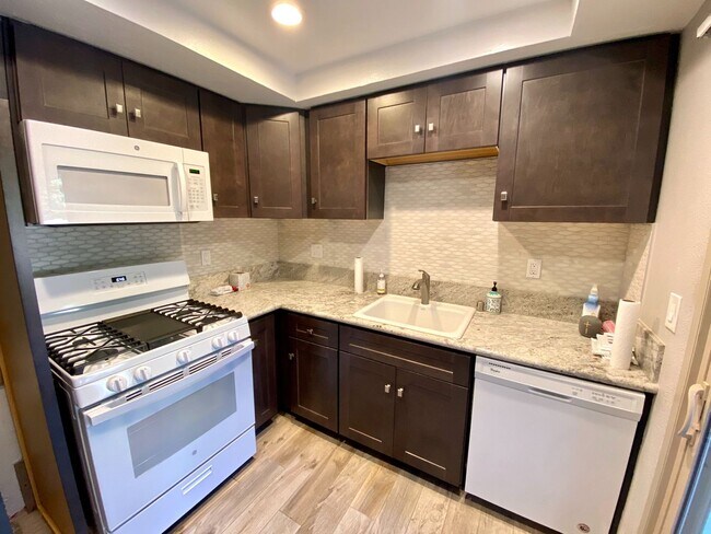 Building Photo - Large One Bedroom For Rent - Huntington Beach