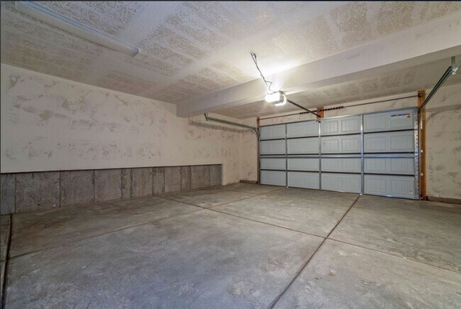 Building Photo - Gorgeous 3 Bed Townhome - Provo Slate Canyon