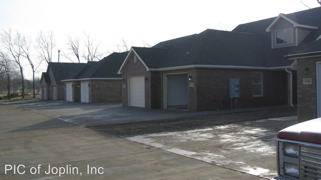 Building Photo - 2113 Delaware Ave