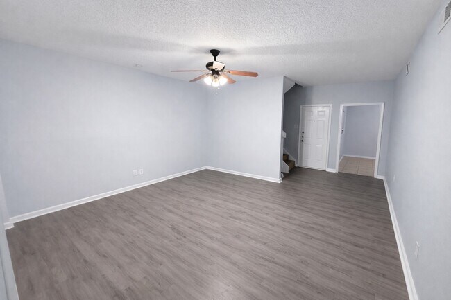 Building Photo - 800 N San Jacinto St