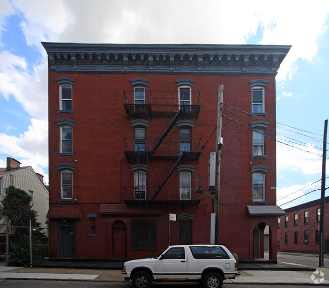 Building Photo - 62 Green St