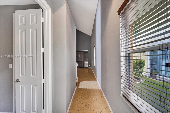 Foto del edificio - 2057 SE Avon Park Dr