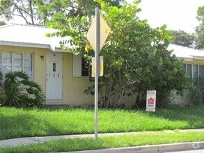 Building Photo - 300 Colonia Ln