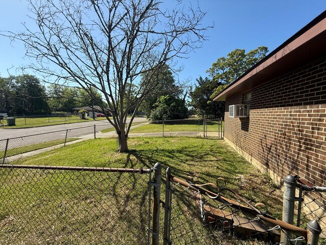 Building Photo - 5190 Greensboro Dr