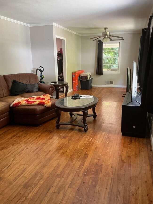 Foto del edificio - 3 bedroom 2 bathroom house conveniently lo...