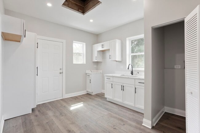 Building Photo - 843 E 65th St