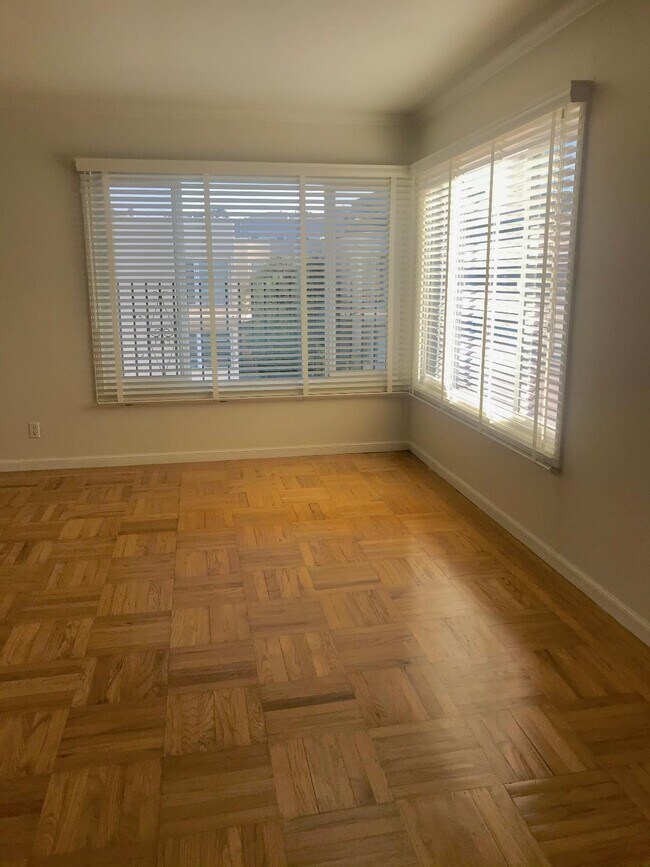 Foto del edificio - 69 Iris Ave