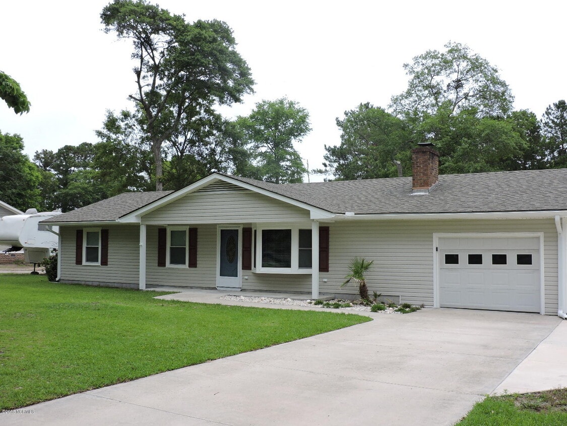 Primary Photo - 672 Pearson Cir