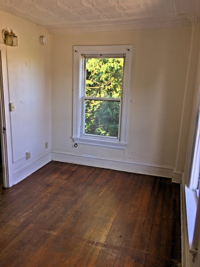 Building Photo - 457 Colchester Ave