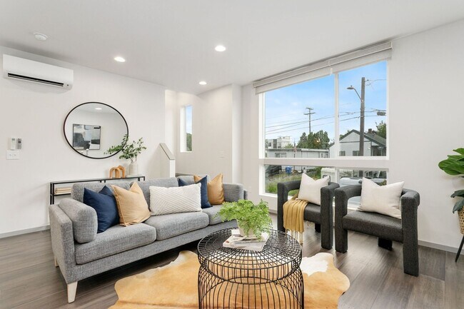 Building Photo - Luxury Townhome in the Heart of Columbia City