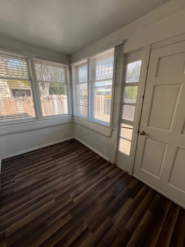 Foto del edificio - Can’t get any closer to Downtown Albuquerque, two bedroom one bath duplex