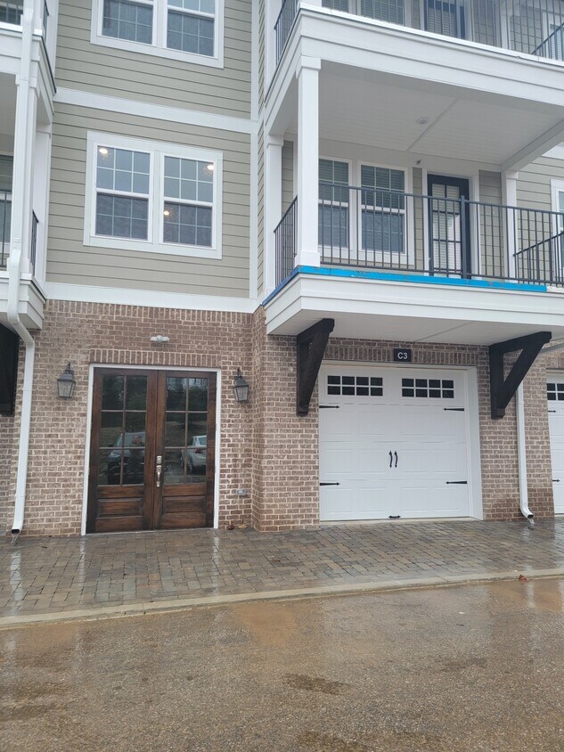 Foto principal - 900 Vintage Green Ln