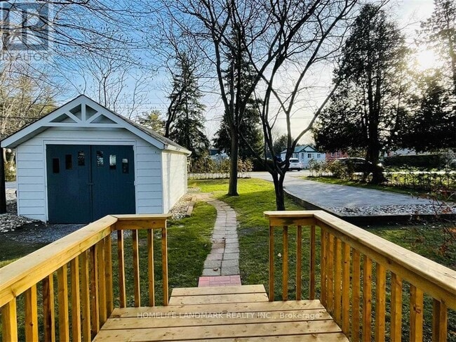 Building Photo - 851 Lake Dr E