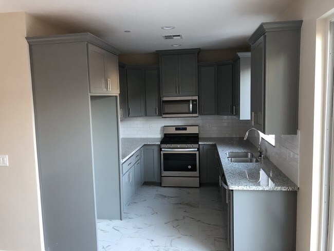 Foto del edificio - 4968 Tyler Street, Unit Left Side