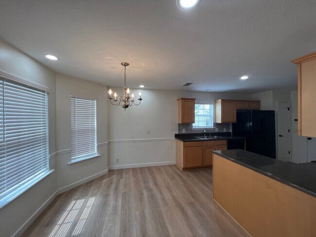 Building Photo - Beautiful 3 BR 2 Bath Home - Conveniently ...