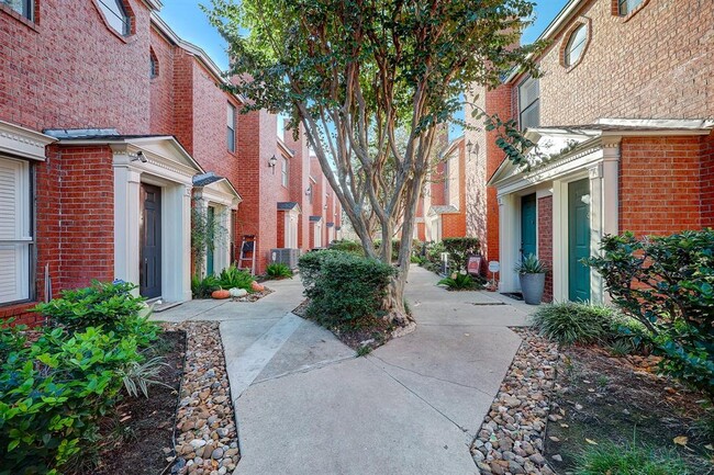 Building Photo - 3330 Las Palmas St