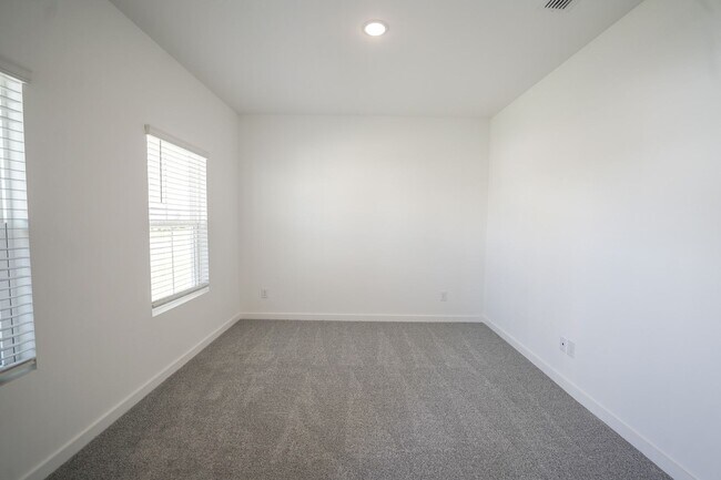 Foto del edificio - Available Now!