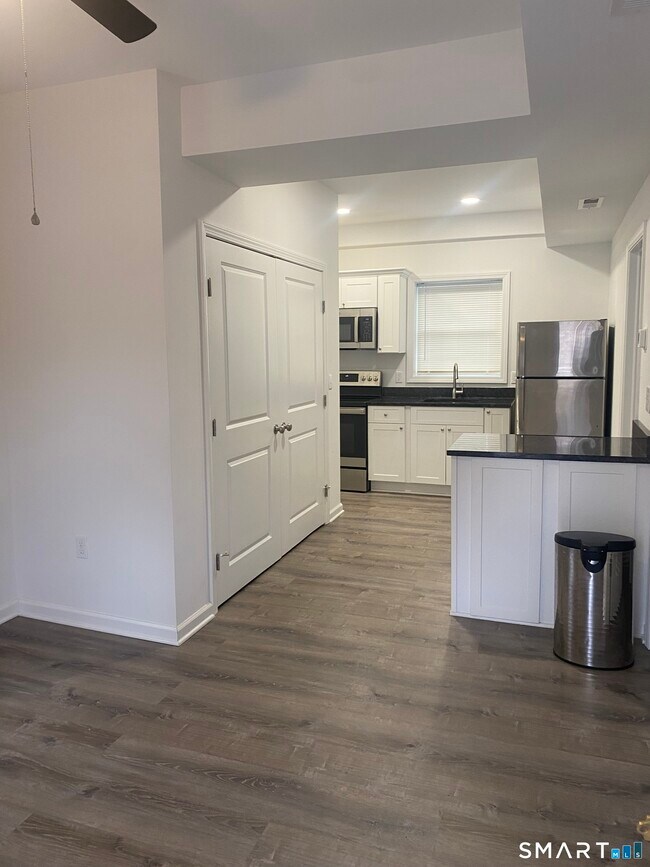 Foto del edificio - 19 Railroad Ave