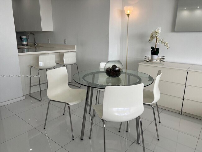 Building Photo - 100 Lincoln Rd