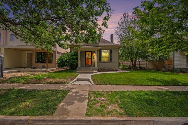 Foto del edificio - Beautifully Preserved Englewood Home with Fenced Backyard