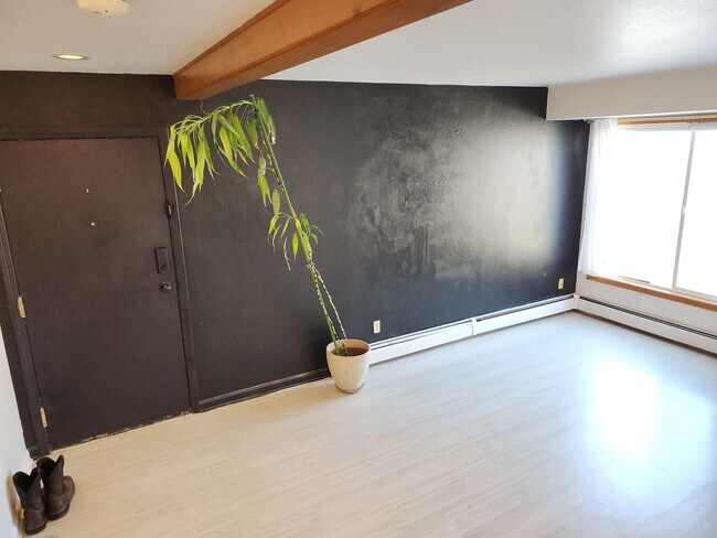 Building Photo - 2 Bed 1.5 Bath All utilities included, oth...