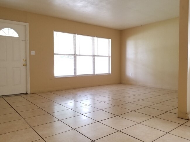 Building Photo - Charming 3-Bedroom Home with Spacious Back...