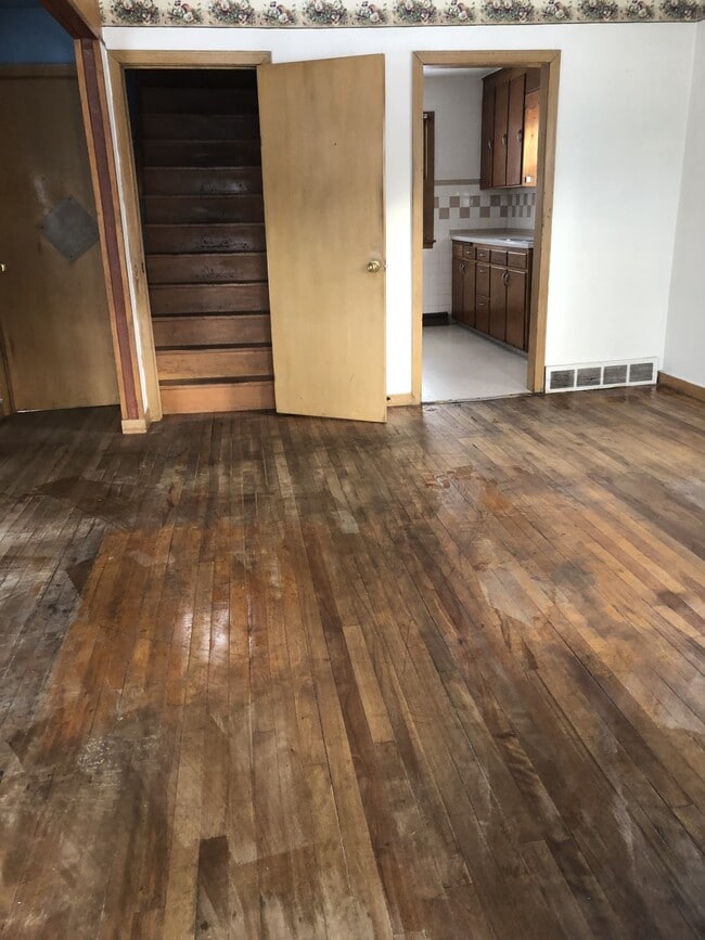Building Photo - 539 Elm St