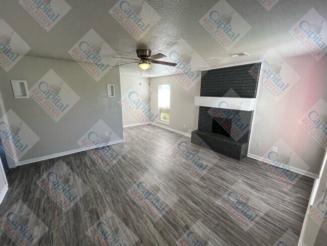 Building Photo - Spacious 4 Bedroom