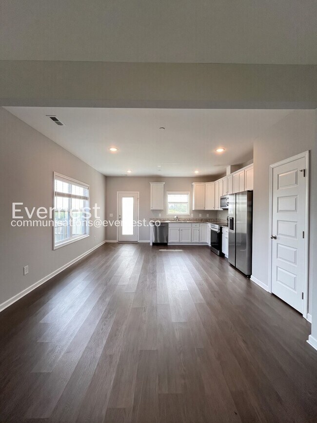 Building Photo - Limited Time Special Offer / 4 Bed, 2 Bath Home with and Garage / Pet-Friendly / Vouchers Accepte...