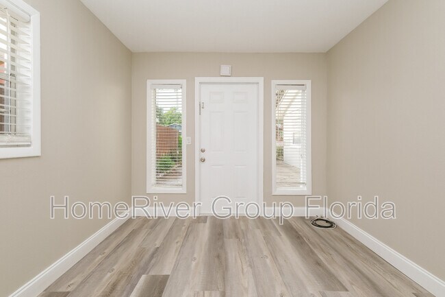 Foto del edificio - 1203 Sheridan Rd