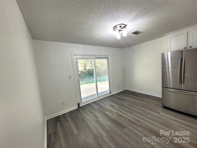 Building Photo - 102 Brandywine Dr NE