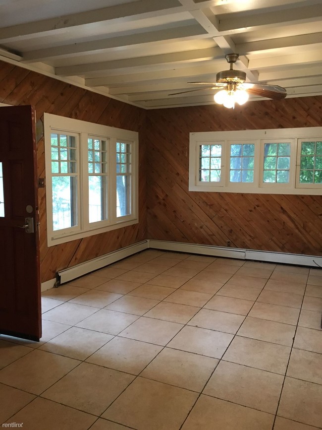 Building Photo - 918 Pleasant St