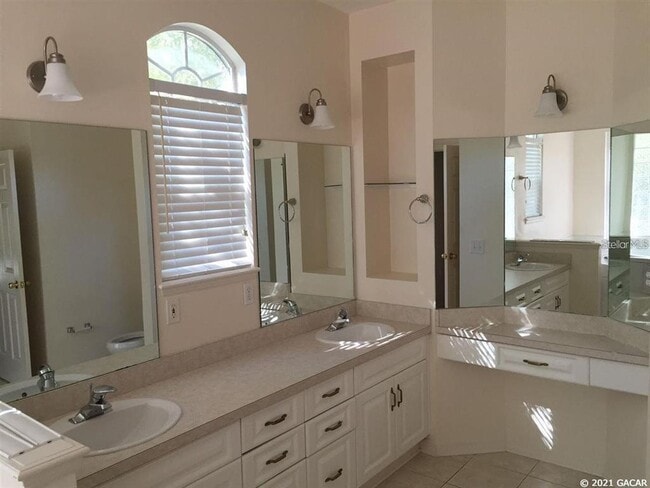 Building Photo - 7129 SW 84th Way