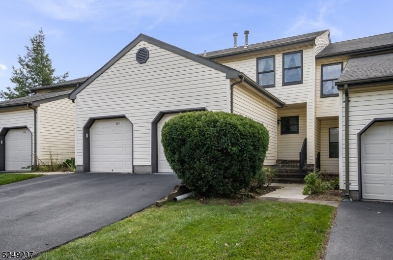 Primary Photo - 326 Larch Ct