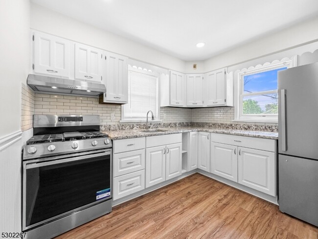 Building Photo - 19 E Clay Ave
